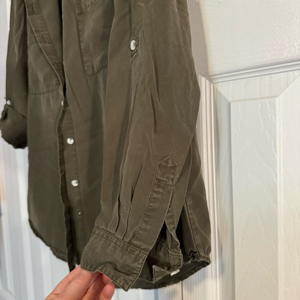 Green button down - Picture 4 of 7